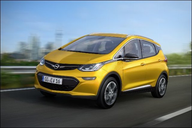 Elektroautos wie der Opel Ampera-e kommen laut Hersteller auf eine Reichweite von mehr als 400 Kilometer.