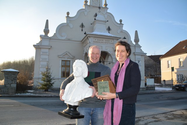 Bürgermeister Karl Schützenhofer mit der Literaturwissenschaftlerin Gabriele Reimann vor dem Hamerling-Stiftungshaus in Kirchberg.