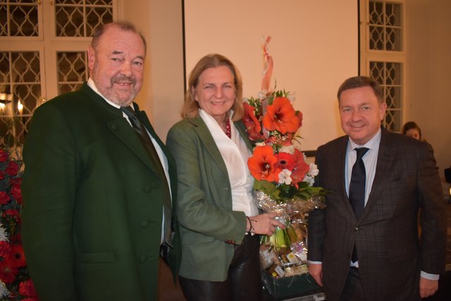 BM Karin Kneissl mit NAbg. Werner Amon (r). und Bgm. Walter Eichmann. | Foto: Veronik