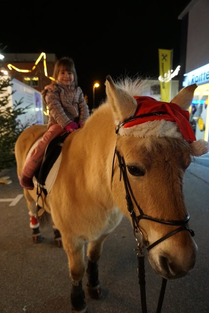 Alexa Staudinger freut sich auf Weihnachten, Kekse backen mit Oma und Nikolaus basteln im Kindergarten.