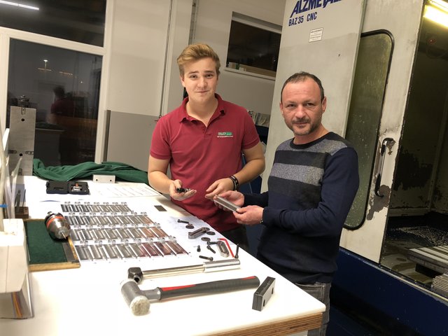 HMF GF Christian Mandl (r.) und Leo Loibner, der die Lehre zum Zerspanungstechniker bereits im dritten Lehrjahr absolviert.