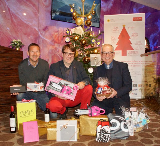 Glück spenden: Daniel Haslinger, Stephan Spiegel und  Robert Rudler mit einigen der Geschenke vom Casino-Christbaum.