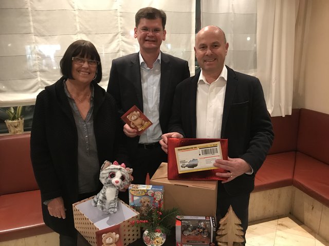 Gemeinderätin Herta Haas, Vizebürgermeister Bernhard Koller und Stadtrat Andreas Rinder (v.l.) helfen dem Christkind | Foto: SPÖ