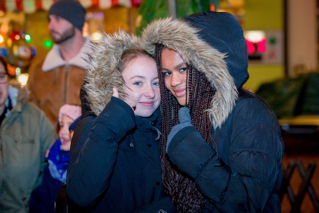 Begeisterte Zuschauerinnen: Melissa und Geraldine aus Bleiberg