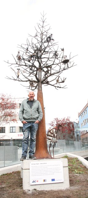 Der international bekannte Tiroler Metallkünstler Bernhard Witsch erarbeitete mit den Jugendlichen die fachlichen und kreativen Kompetenzen, die zur Gestaltung des Baumes führten.