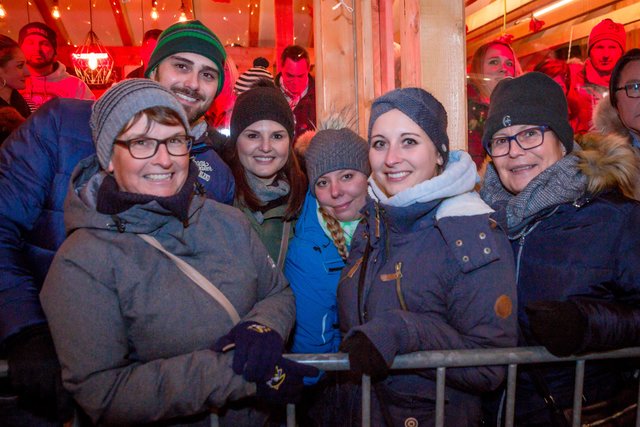 Fasziniert von den vielen verschiedenen Masken: Priska, Manuel, Jenny, Lisa, Kathi und Susanne