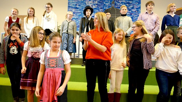 Fachlehrerin Kröll gratuliert ihren Darstellern mit viel Applaus. | Foto: Reinbacher