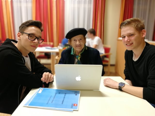 Beim Computerkurs: Mit ihren zwei Lehrern Tim Degold und Jan Borensky (v.l.) zeigt sich Seniorin Maria Sulzer sehr zufrieden.