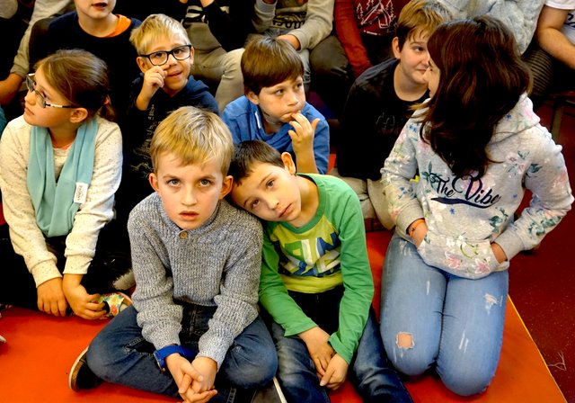 Auch die Kleinen waren begeistert vom Adventspiel der Schüler der NMS. | Foto: BiReinbacher
