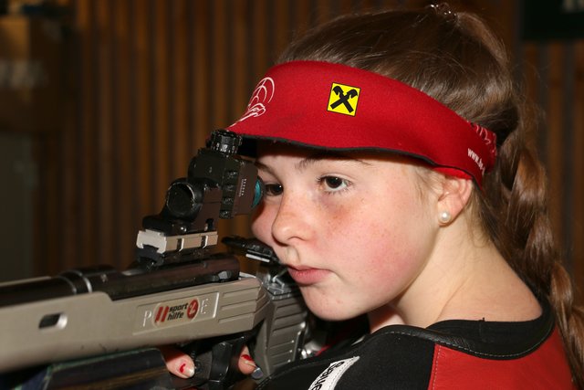 Lisa Hafner, Jungschützin aus Umhausen, ist bei den Raiffeisen-Bezirksrundenwettkämpfen eine Klasse für sich.