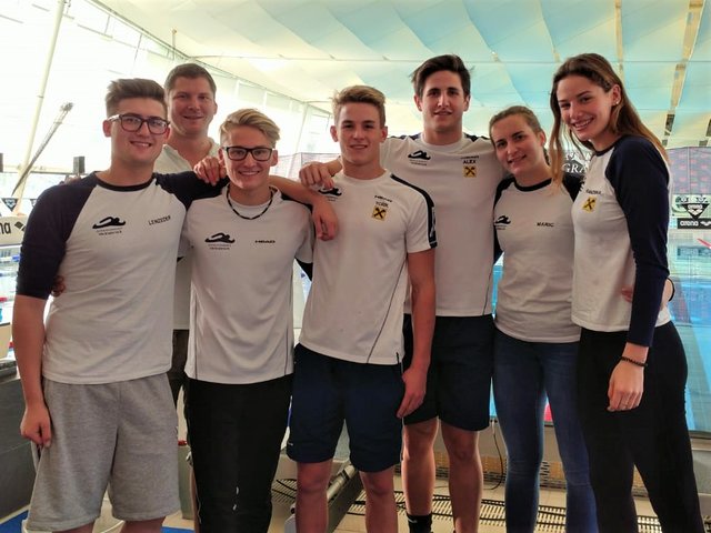 Die SVV-Schwimmer mit Trainer Robert Schurm