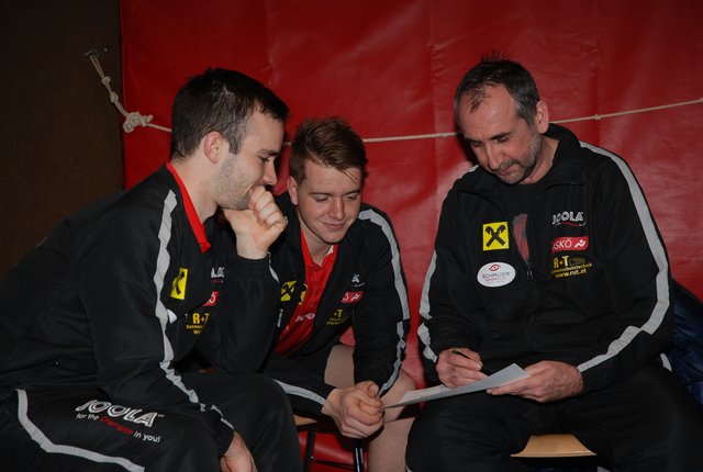 &lt;f&gt;Letzte taktische&lt;/f&gt; Besprechung vor dem Derby.