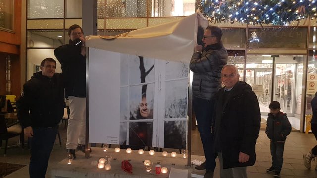 Helmut Linhart, Franz Kerschbaumer und Alois Lipp enthüllten das erste "Türchen" des Adventkalenders in Köflach.