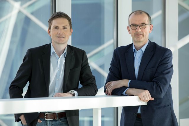 Horst Gaisbauer  und Christian Matzinger, OÖ HightechFonds (v.l.): „Wir freuen uns, Pixelrunner bei der Expansion unterstützen zu dürfen.“  | Foto: Wakolbinger, Oö HightechFonds 