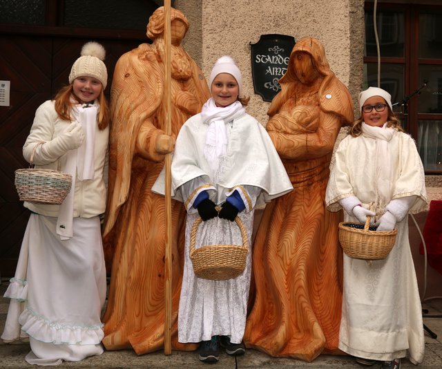 Die Glücksenger bei Josef, Maria und dem Jesukind.