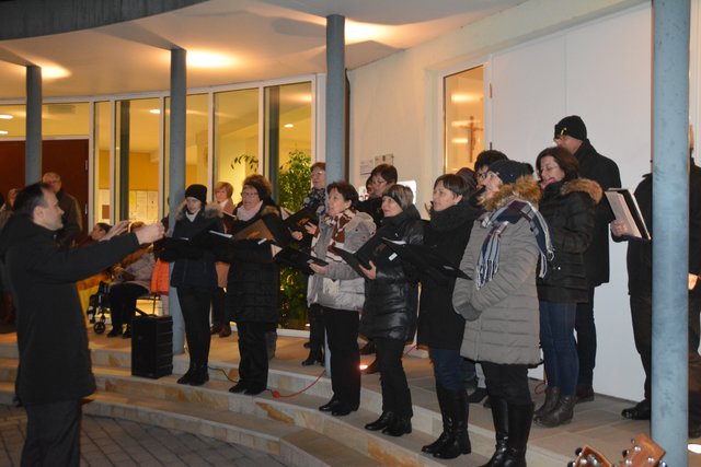 Der Chor "Like A Rainbow" sang adventliche Lieder.