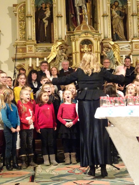 Der Gesangverein Jennersdorf wurde durch einen Volksschulchor erweitert. Leitung Andrea Werkovits.