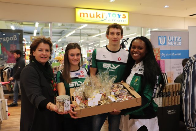 LR Ursula Lackner beim Keksverkauf mit den steirischen Leichtathleten Alexandra Toth, Matthias Fischer und Djeneba Toure. | Foto: Edith Ertl