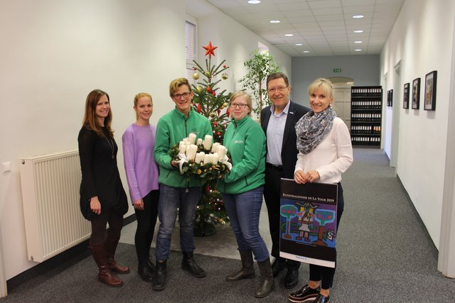 Rektor Hubert Stotter überreichte Lisa Wohlgemuth (Zweite von links) und Elfriede Breitenhuber (rechts) den Adventkranz | Foto: Hehn