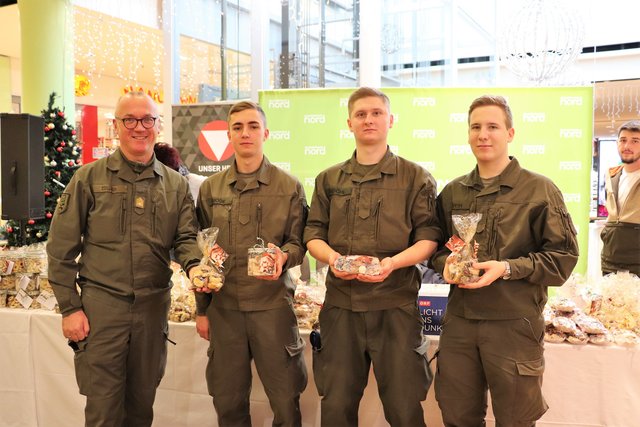 Militärkommandant Heinz Zöllner mit den Rekruten Mario Smode/Frohnleiten, Maximilian Amschl/Lieboch und Markus Mörth/Werndorf | Foto: Edith Ertl