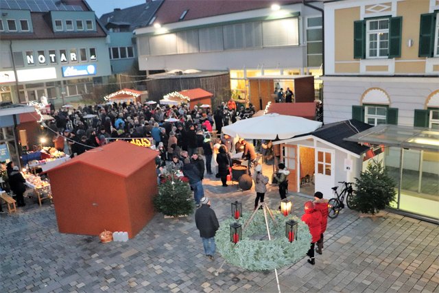 Am Hauptplatz trafen sich zahlreiche Kalsdorfer zur Einstimmung auf den Advent. | Foto: Edith Ertl