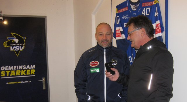 EC Panaceo VSV Trainer Gerhard Unterluggauer (links) im Gespräch mit Peter Tiefling (Kärntner Woche).  | Foto: P. Tiefling/KK
