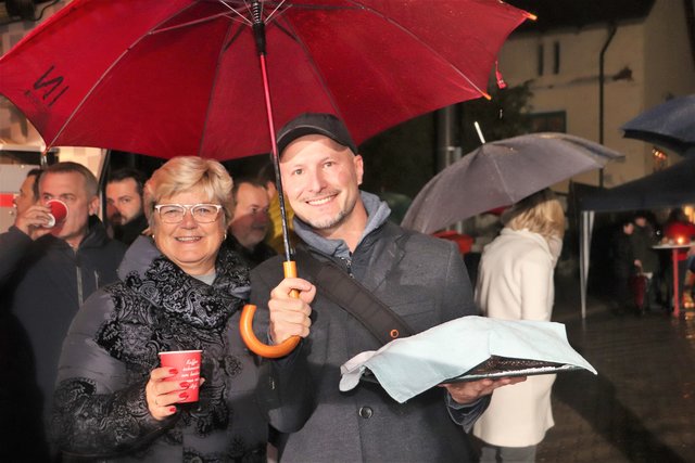 Kalsdorfs Bgm. Ursula Rauch mit Gerhard Petzl, der für seine Kunstwerke zum Chocolatier des Jahres gewählt wurde.  | Foto: Edith Ertl