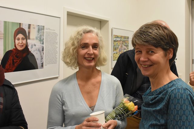 Bezirksvorsteherin Silvia Nossek (r.) mit der Porträtfotografin und Buchautorin Aleksandra Pawloff. | Foto: BV18