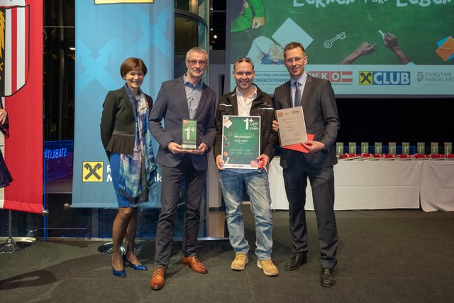 Bei der Preisverleihung: Michaela Keplinger-Mitterlehner, Generaldirektor-Stellvertreterin der Raiffeisenlandesbank, Manfred Schuhbauer vom Poly Grein, Metallkünstler Mario Werndl und BezirksRundschau-Chefredakteur Thomas Winkler