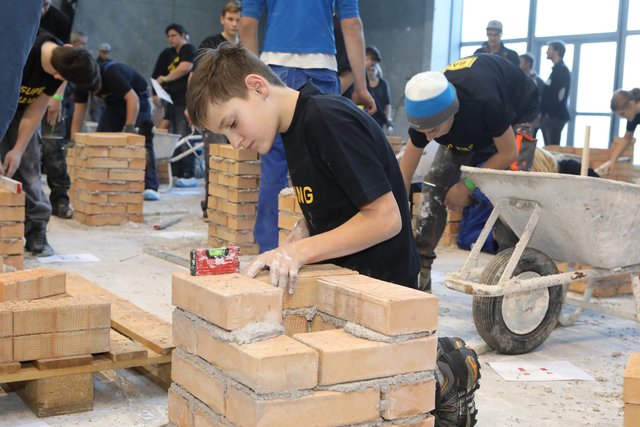 Die Schüler beim Bau ihrer ersten Mauern.