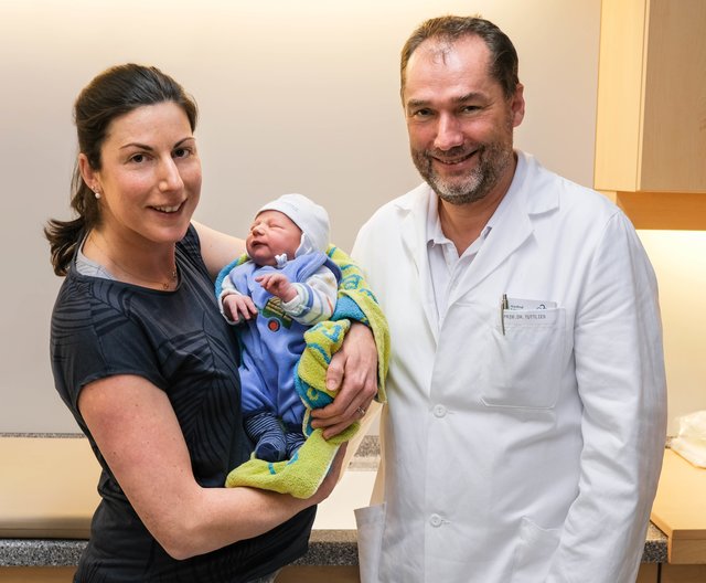 Claudia Mannel mit ihrem Ferdinand und Frank Tuttlies, Leiter der Leiter der Abteilung Frauenheilkunde und Geburtshilfe. | Foto: Kardinal Schwarzenberg Klinikum