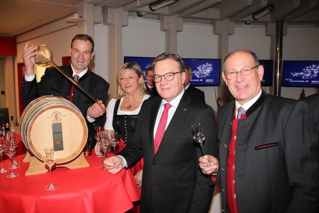 Präsident der Tiroler Edelbrandsommeliers Martin Fankhauser, Sommelière Elke Obkircher, Landeshauptmann Günther Platter und Sommelier Anton Rossetti beim Fassanstich.  | Foto:  LK Tirol