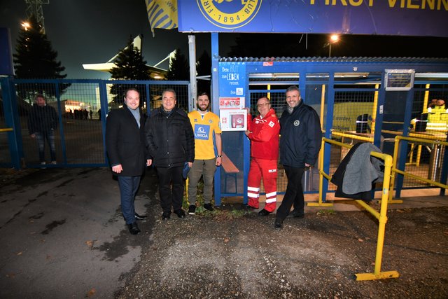 Daniel Resch, Franz Stiglitz (UNIQA), Spieler Kevin Krisch, Robert Horacek (Rotes Kreuz) und Vienna-Manager Gerhard Krisch (v.l.).