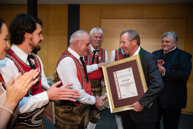 Landeshauptmann Dr. Wilfried Haslauer ehrt Peter Dreier