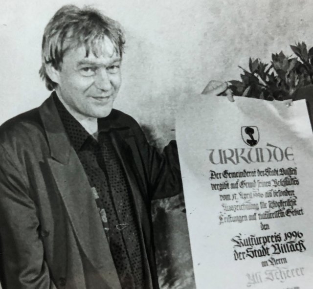 Uli Scherer 1996 bei der Verleihung des Kulturpreises der Stadt Villach. | Foto: zore