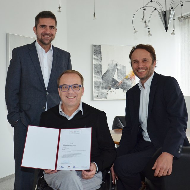 Christian Zahn (Geschäftsführer), Christian Gumpinger (Personalmanagement), Günther Kamml (Geschäftsführer) freuen sich über die hohe Auszeichnung des Wirtschaftsministeriums. | Foto: Leitz