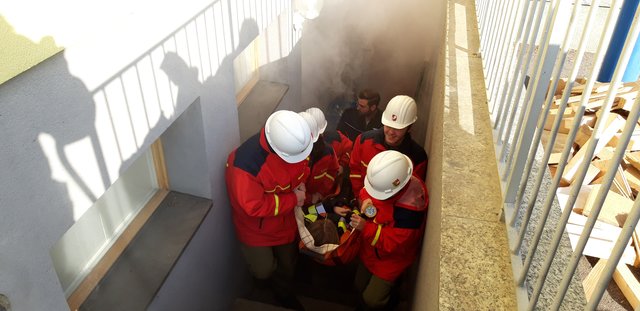 Die Jung-Florianis mussten bei der Übung eine Person aus einem brennenden Keller retten | Foto: FF Hühnersberg