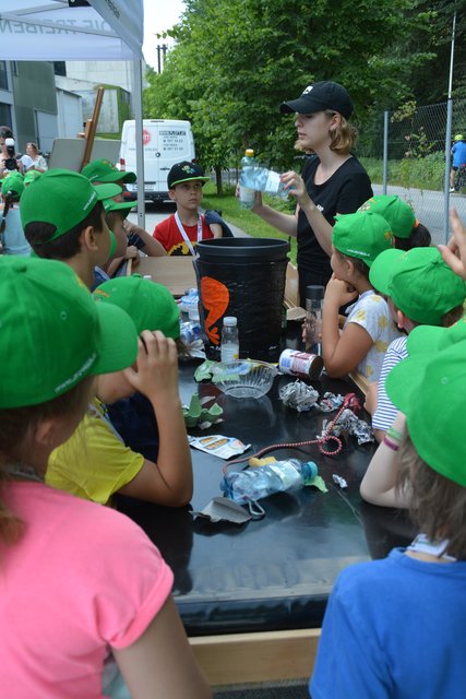 Während die Kids lernen, wohin Plastikmüll gehört, landet er bei erwachsenen Kufsteinern zu oft im Biomüll.