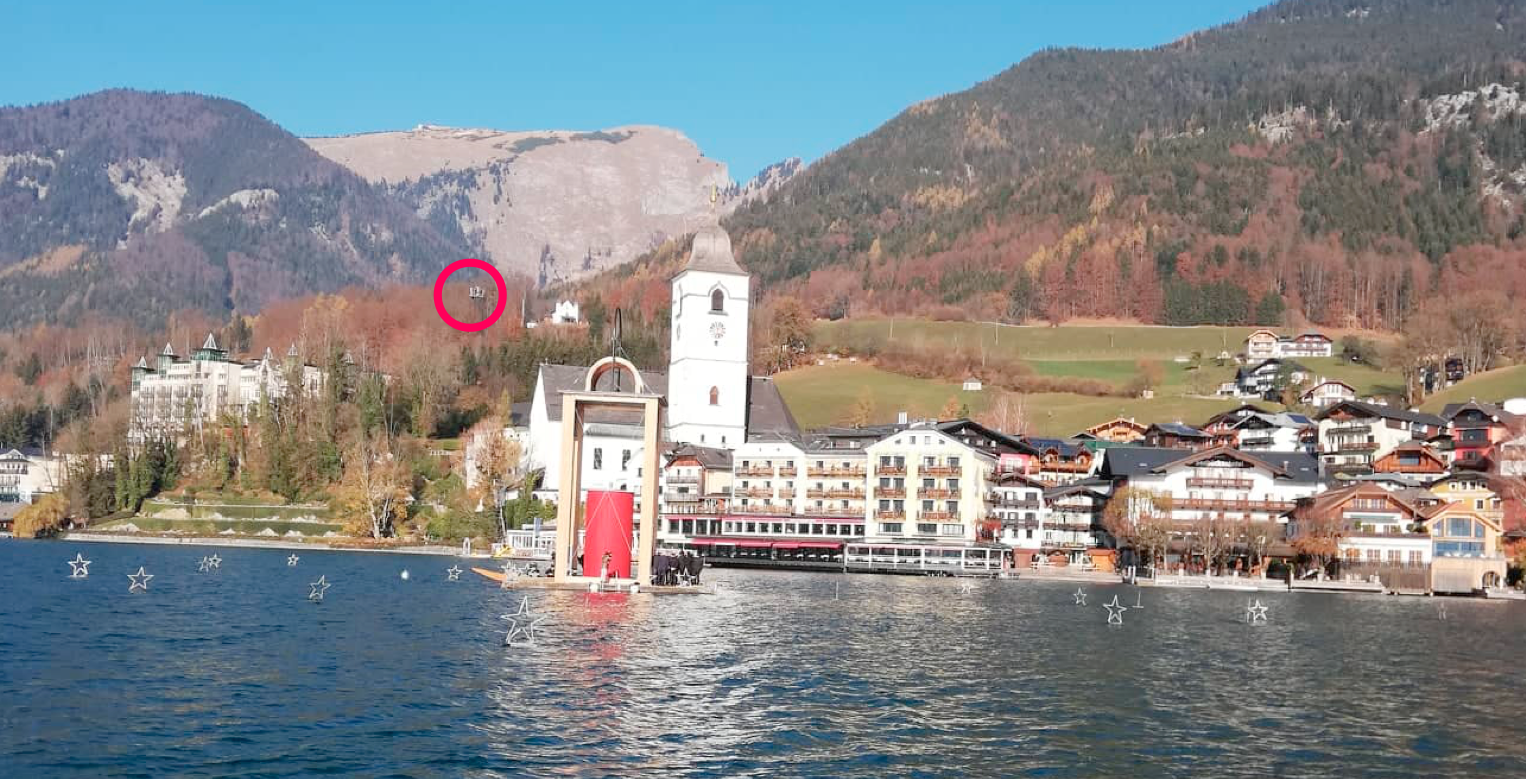 Am Kalvarienberg über St. Wolfgang gibt es einen über 15 Meter hohen Holzturm (roter Kreis) und genügend Wald. Warum das aber noch lange nicht bedeutet, dass es einen Baumwipfelpfad geben wird, erklären Bürgermeister Franz Eisl und WTG-Chef Hans Wieser.