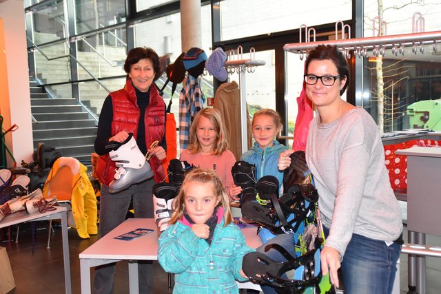 &lt;f&gt;Stadträtin Renate Dielacher &lt;/f&gt;(hinten) mit den jungen Anbietern – Marie, Emma und Sophie sowie Gemeinderätin Isabella Breiml | Foto: Friessnegg