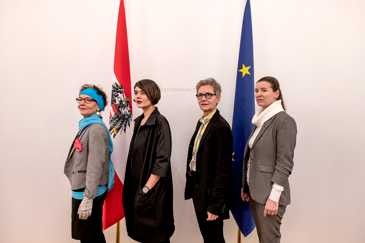 Die Vertreterinnen von fiftitu% von links: Künstlerin Helga Schager, Oona Valarie Serbest, Künstlerin und Geschäftsführerin von Fiftitu%, Gitti Vasicek und Gerlinde Schmierer (beide Kunstuniversität Linz).