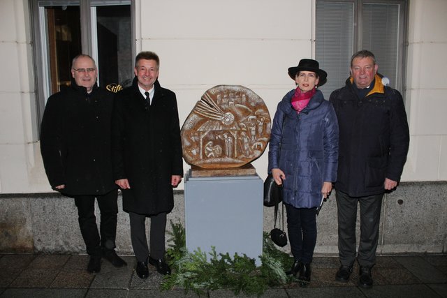 Kulturstadtrat Vizebürgermeister Thomas Dim, Bürgermeister Albert Ortig, Kulturamtsleiterin Sieglinde Frohmann und Stadtparrer Rupert Niedl mit einer Krippe von Meinrad Mayrhofer. | Foto: BRS