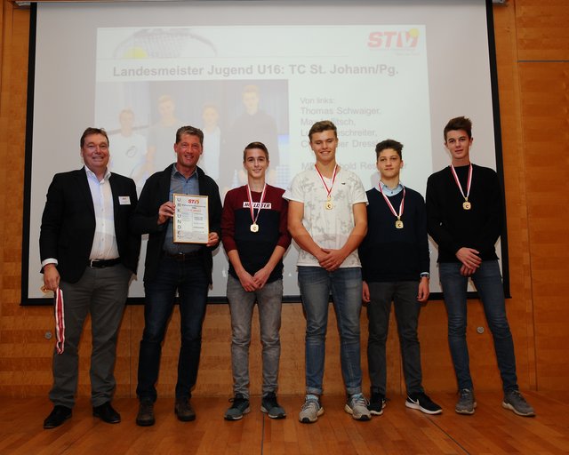 Präsident Zulehner und das Landesmeisterschaftsteam Jugend U16 vom TC St. Johann/Pg. | Foto: W. Müllner