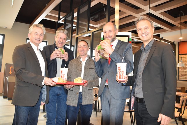 Bürgermeister Leopold Figl, Grundeigentümer Franz Fuchsberger, Ortsvorsteher Manfred Bodlak, Burger King-Chef Carl Dirnbacher und CEO Hartmut Graf.  | Foto: Zeiler