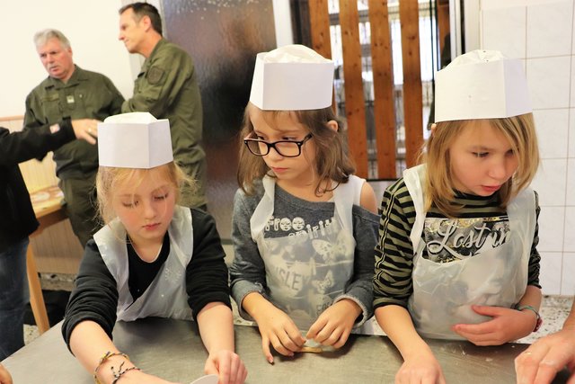 Kinder der VS Anger backten gemeinsam mit Soldaten der Hackher Kaserne Kekse für Licht ins Dunkel. | Foto: Edith Ertl