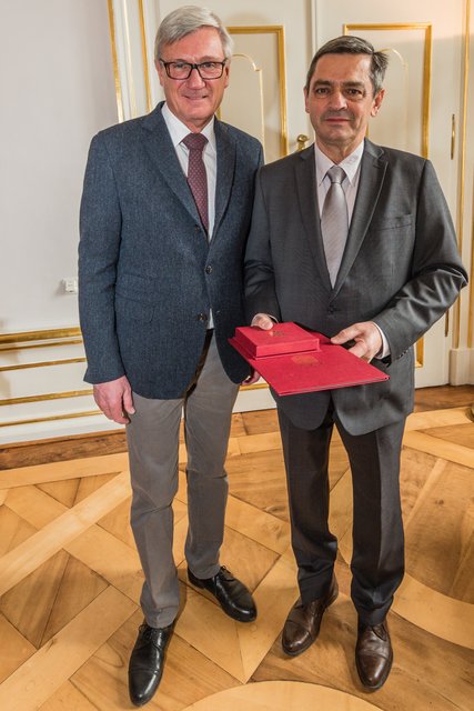 Bürgermeister Harald Preuner und der langjährige Leiter des Fachbereichs Archäologie am Salzburg Museum, Wilfried Kovacsovics | Foto: Stadt Salzburg/Knoll