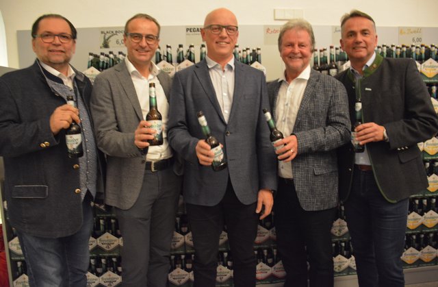 Ein Prost auf den Erfolg: Wirt Helmut Satzinger, Verkaufsleiter Josef Horner, Vorstand Michael Raffaseder, Geschäftsführer Ewald Pöschko und Braumeister Johannes Leitner.  | Foto: Pramhofer