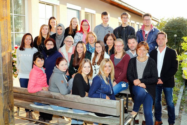 Diese 21 Damen und Herren sind die allerersten, die an der Schule für Gesundheits- und Krankenpflege Freistadt die Ausbildung „Pflegefachassistenz“ begonnen haben. | Foto: gespag