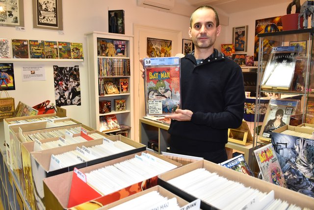 Alexis Lamprou präsentiert in seinem Geschäft "Mad Titan Comics" stolz seine Sammlung samt "Batman"-Heft um 1.700 Euro.