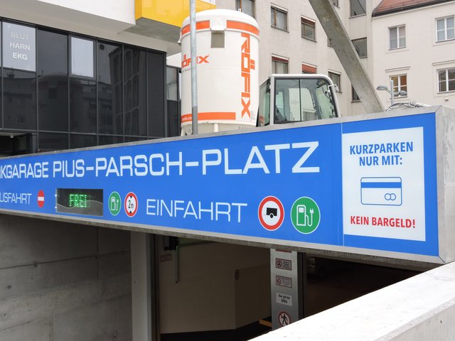 Bei der neu errichteten Tiefgarage am Pius-Parsch-Platz ist keine Bargeldzahlung mehr möglich.